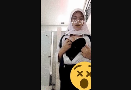 Mahasiswi In Indonesia Cosplay Menjadi Pelajar SMP Imut
