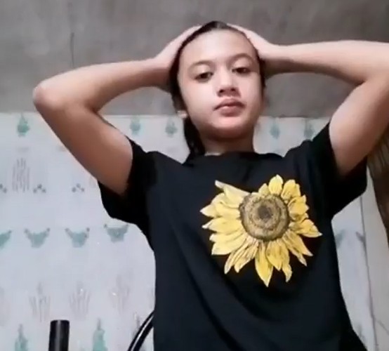 Abg Indo Pakai Baju Kaos Hitam Motif Bunga Matahari Banyak Di Cari